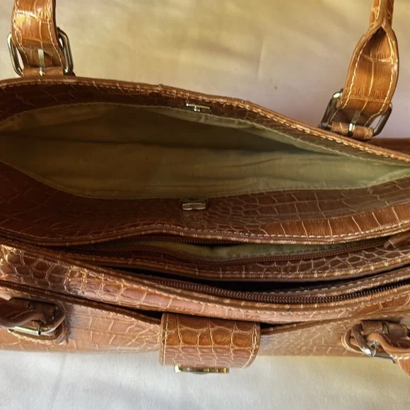 Liz Claiborne’s Tan Crocodile Pattern Tan Handbag - Picture 12 of 17
